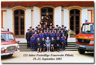 Gruppenbild anlässlich der 125-Jahr-Feier vor dem Schloss Pillnitz mit beiden Fahrzeugen TSF-W und KLF, 2003