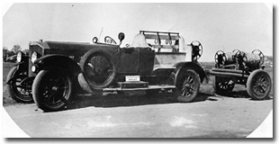 Mannschaftstransportfahrzeug mit angehangener Motorspritze um 1930