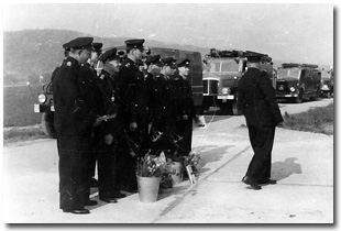 Nachbarfeuerwehren zu Gast, im Hintergrund ist das halb verdeckte LF Steyer zu sehen, 1967