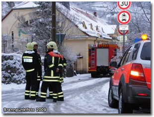 Fahrzeuge der Feuerwehr während eines winterlichen Einsatzes