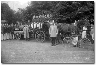 Mannschaft mit Pferdezug und angehangener Motorspritze sowie Dienstfahrrad, Hauptmann Willy Hennig im Vordergrund, 1928