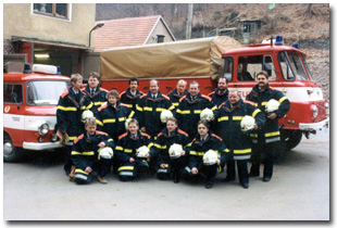 Mitglieder der FF Pillnitz mit neuer Einsatzbekleidung, Wehrleiter Sträche stehend rechts, 1995