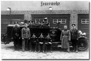 Mannschaft der Freiwilligen Feuerwehr Pillnitz, Mitglieder teilweise in Wehrmachtsuniform, 1942