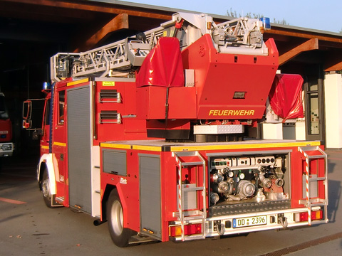 DLK 12-9 LF Rückansicht, geöffnet, Pumpe