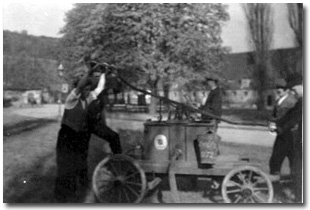 Handdruckspritze im Einsatz, Foto um 1925