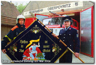 Zeitungsbild anlässlich der Fahnenweihe 2004
