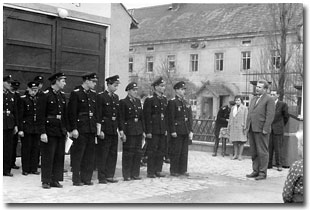 Antreten vor dem Gerätehaus, neuer Wehrleiter Lother Freund erste Reihe links, 1962