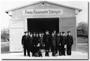 Antreten vor dem neuen Gerätehaus 1967